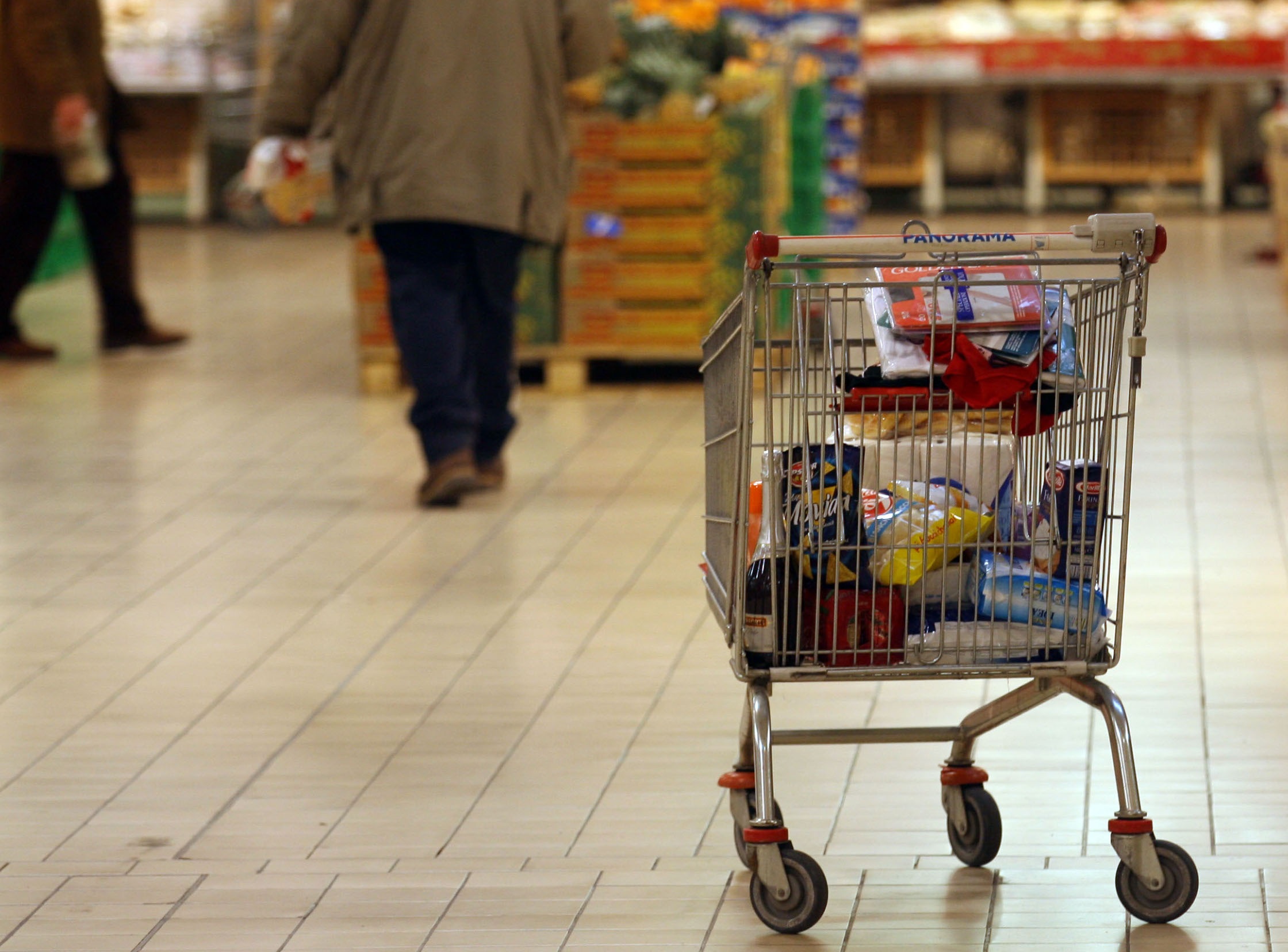 Il carrello della spesa in un supermercato in una foto d'archivio. 
ANSA / FRANCO SILVI